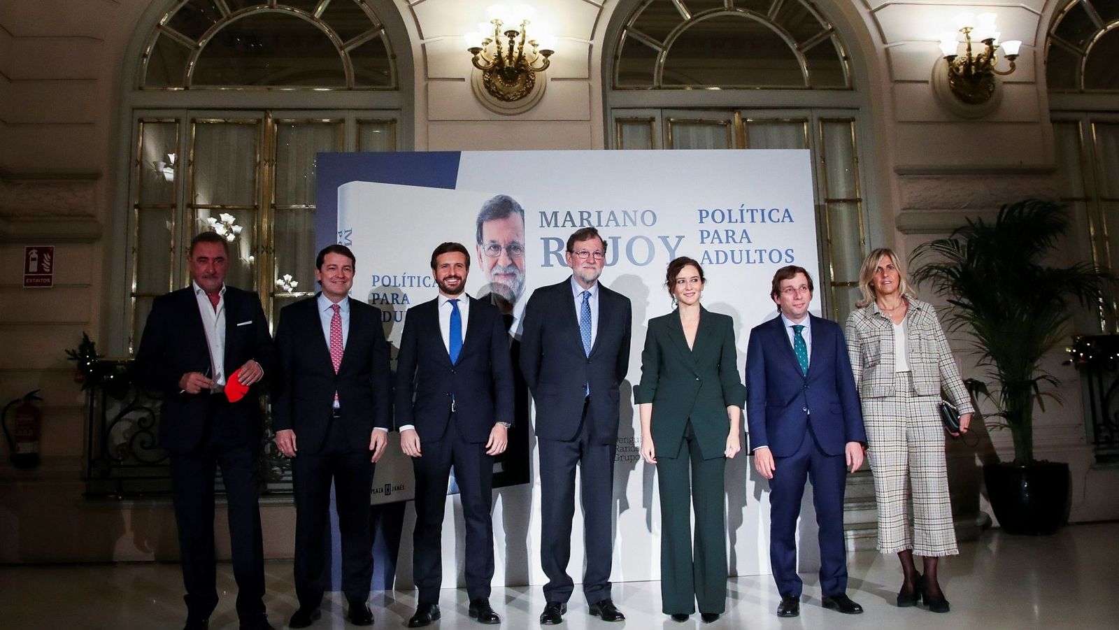 Rajoy 'une' a Ayuso y Casado en mitad de la crisis interna