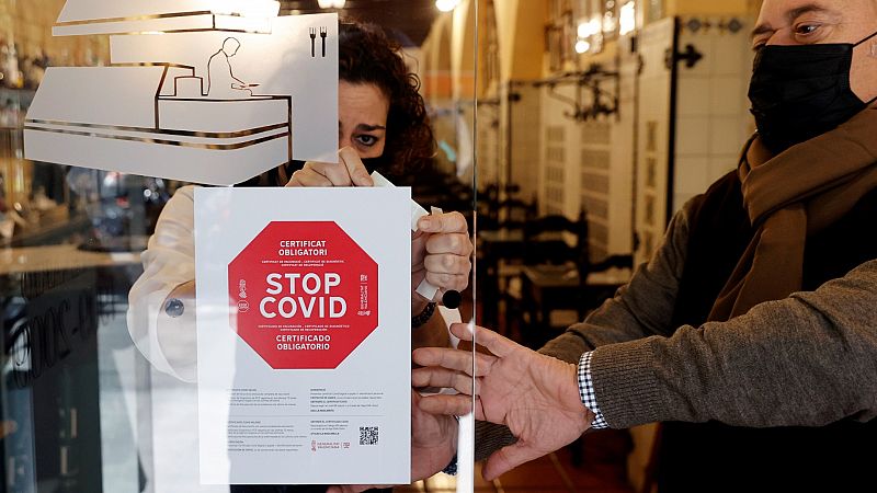 López Acuña, epidemiólogo: "El pasaporte COVID no frena los contagios, pero sí incentiva la vacunación"