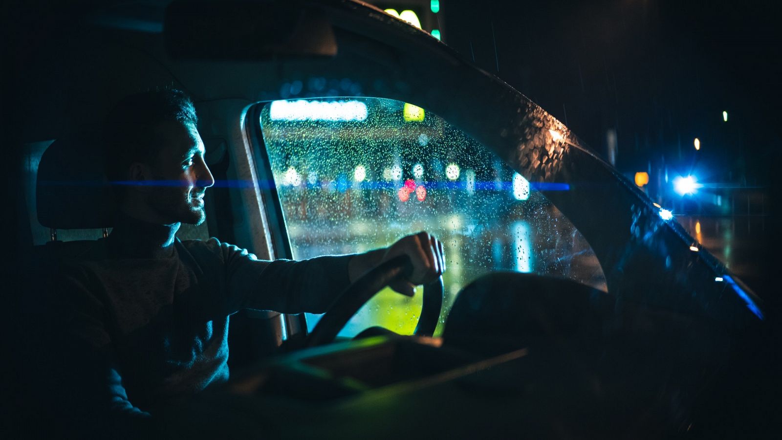 Un hombre joven al volante