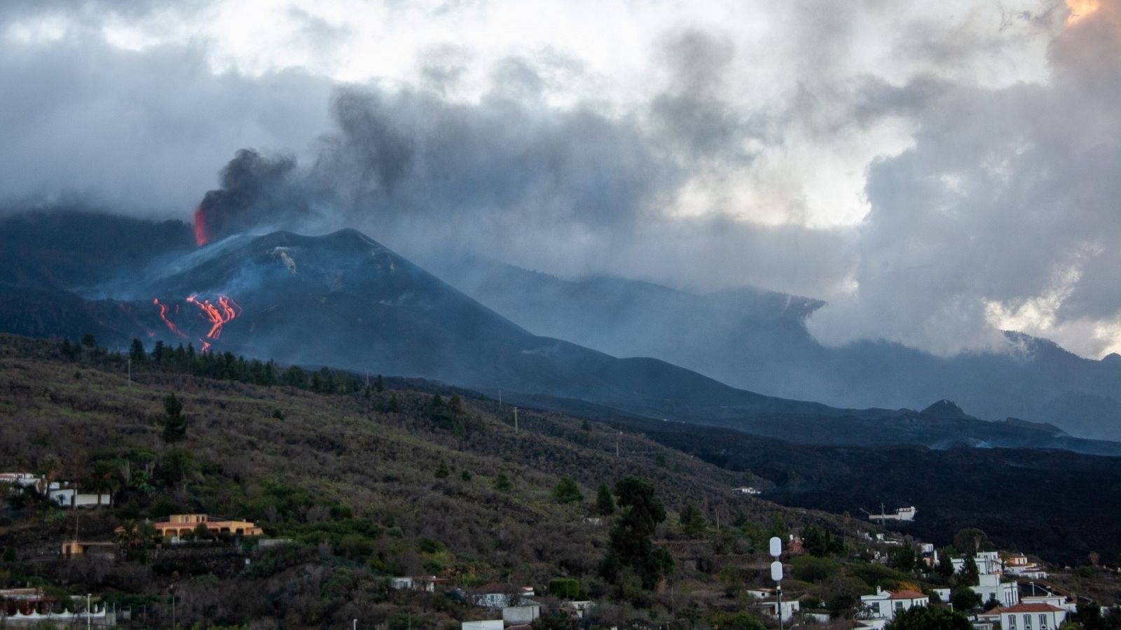 Disminuye la sismicidad en torno al volcán tras dos jornadas de récord