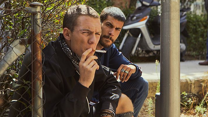 HIT - Román y sus amigos comenten una agresión xenófoba