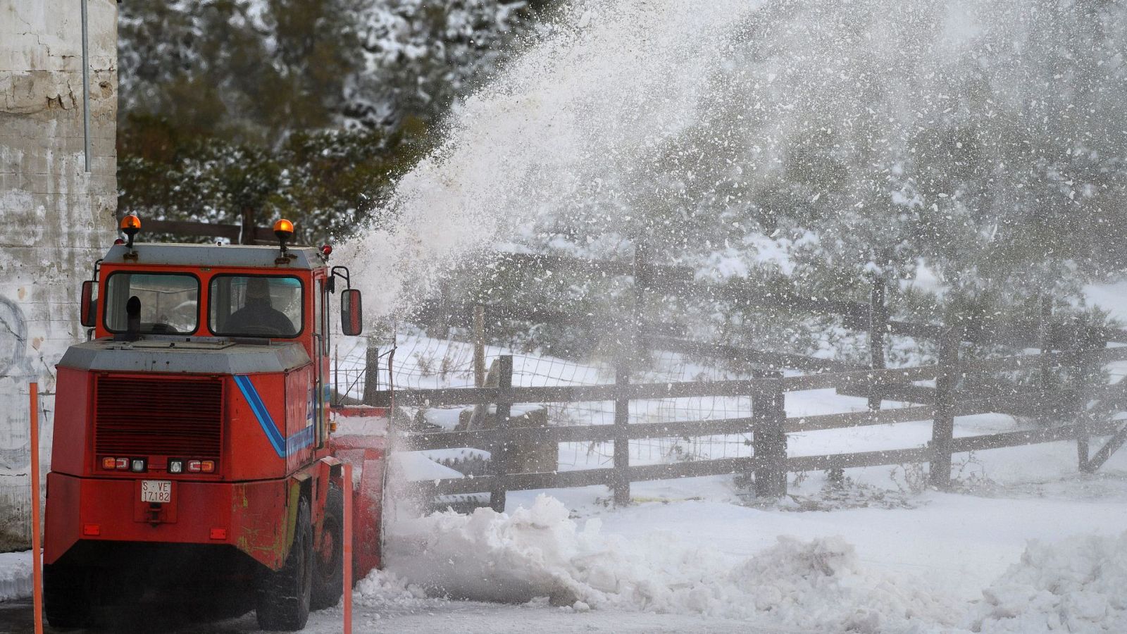 Fuertes vientos y lluvias en varias zonas de la península - El tiempo | Ver