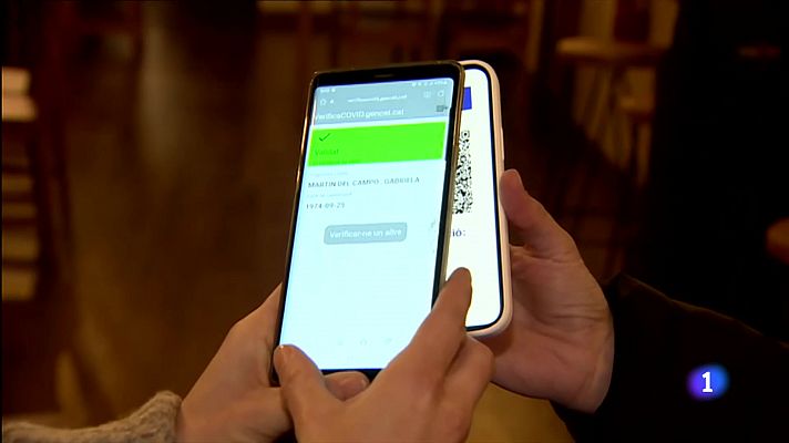 L'Informatiu - Clients i restauradors es carreguen de paciència el primer dia d'obligació del passaport covid