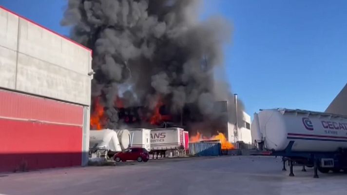 Telediario 1 - Trece personas heridas al incendiarse una empresa de residuos en Tarragona