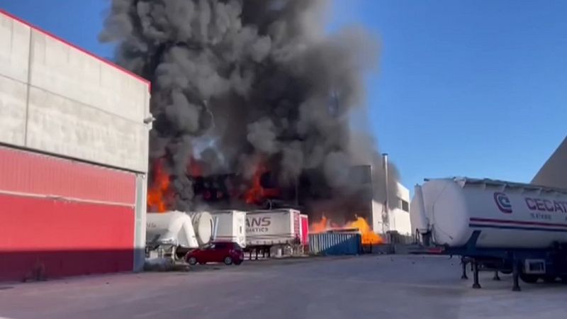 Trece personas heridas al incendiarse una empresa de residuos en Tarragona