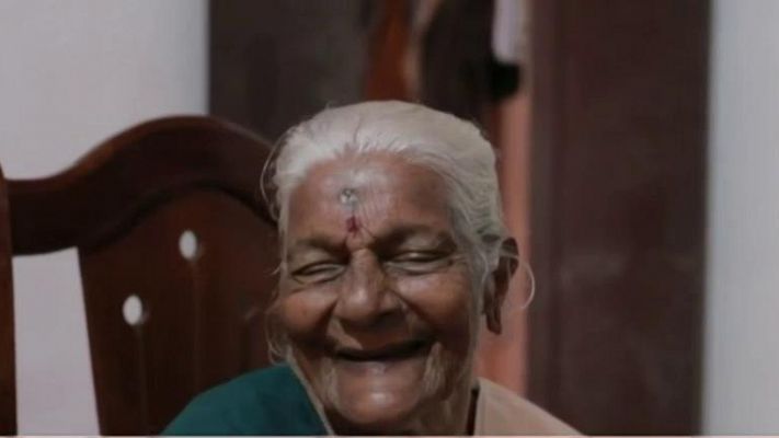 Una mujer india aprende a leer y escribir a los 104 años