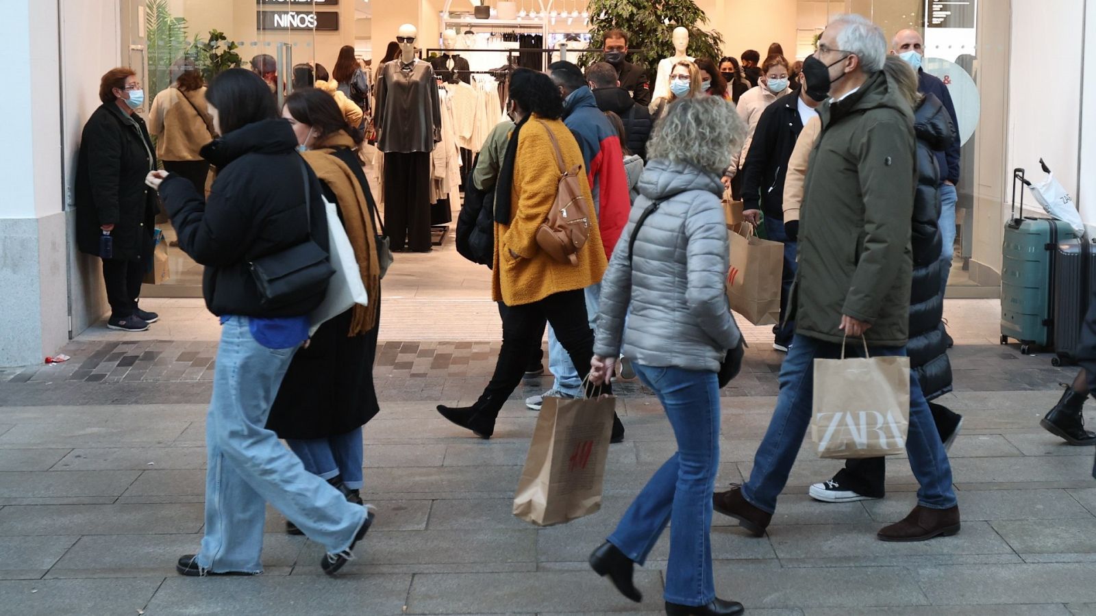 Aglomeraciones en varias ciudades españolas por el puente de la Constitución
