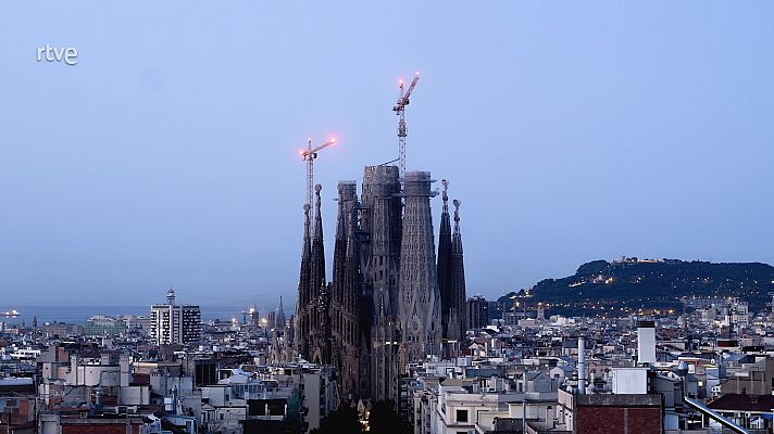 Comença a il·luminar-se la torre de la Mare de Déu