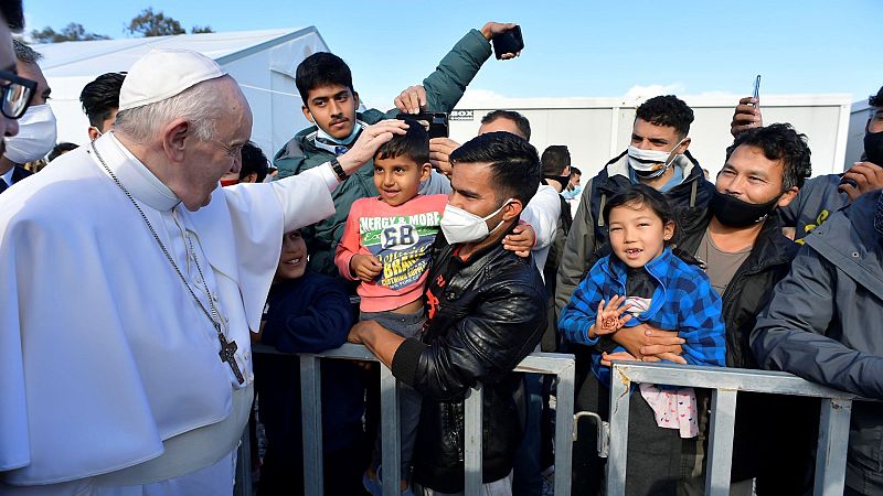 El papa visita un campo de refugiados en Lesbos