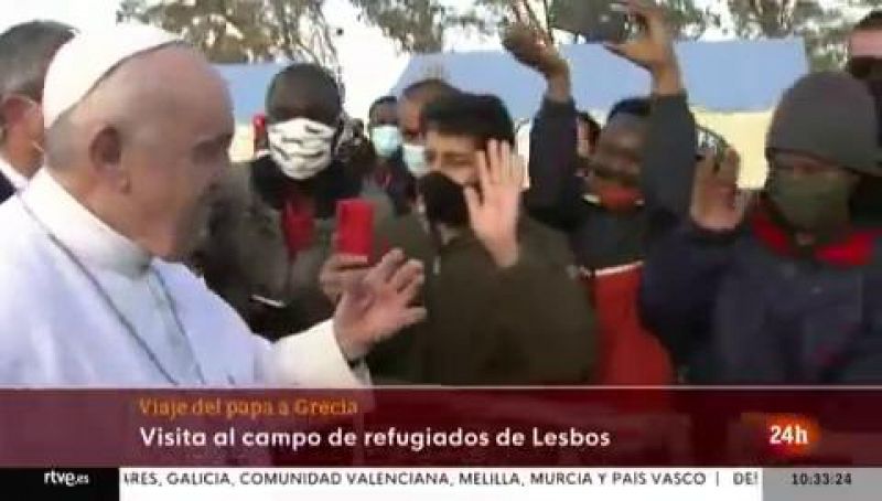 El papa visita un campo de refugiados en Lesbos