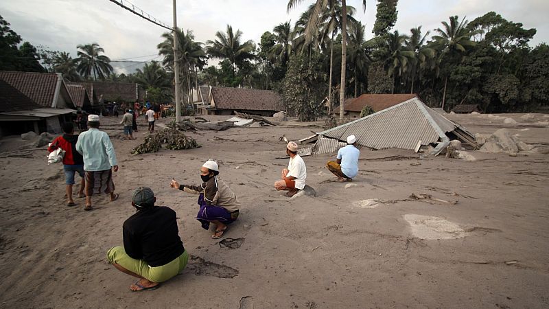 Al menos 13 muertos tras la súbita erupción del volcán Semeru, en Indonesia