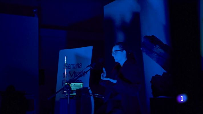 Carolina Eyk, la mejor instrumentista del theremín