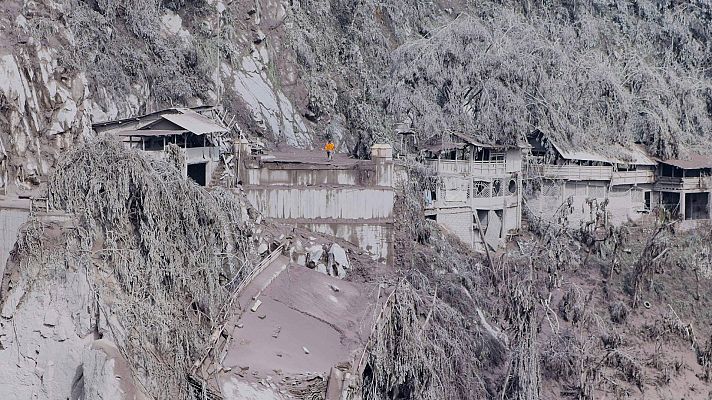 Imágenes apocalípticas tras la violenta erupción del Semeru, en Indonesia