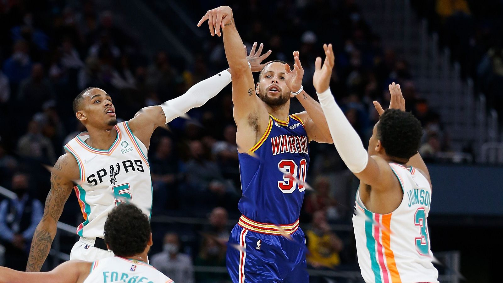 Las genialidades de Curry, ante la atenta mirada de Pau Gasol