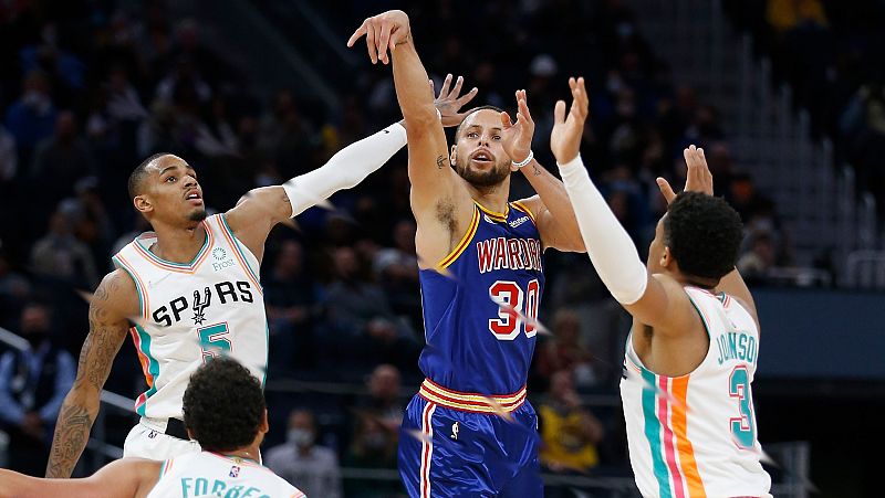 Las genialidades de Curry, ante la atenta mirada de Pau Gasol