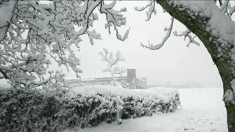 Precipitaciones localmente fuertes o persistentes en el área Cantábrica y Pirineos. Cota de nieve a unos 600/1000 m en el norte peninsular, incluso inferiores en Pirineos - ver ahora