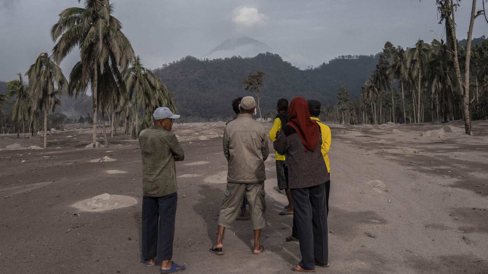 La erupción del Semeru sepulta pueblos enteros en Indonesia
