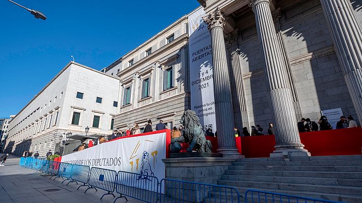 El solemne izado de la bandera en Colón da inicio a los actos por el Día de la Constitución