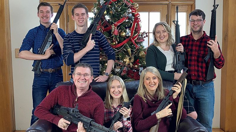 La foto de un congresista posando con armas por Navidad divide EE.UU.