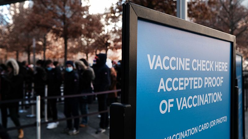 Nueva York impone la vacuna obligatoria en el sector privado