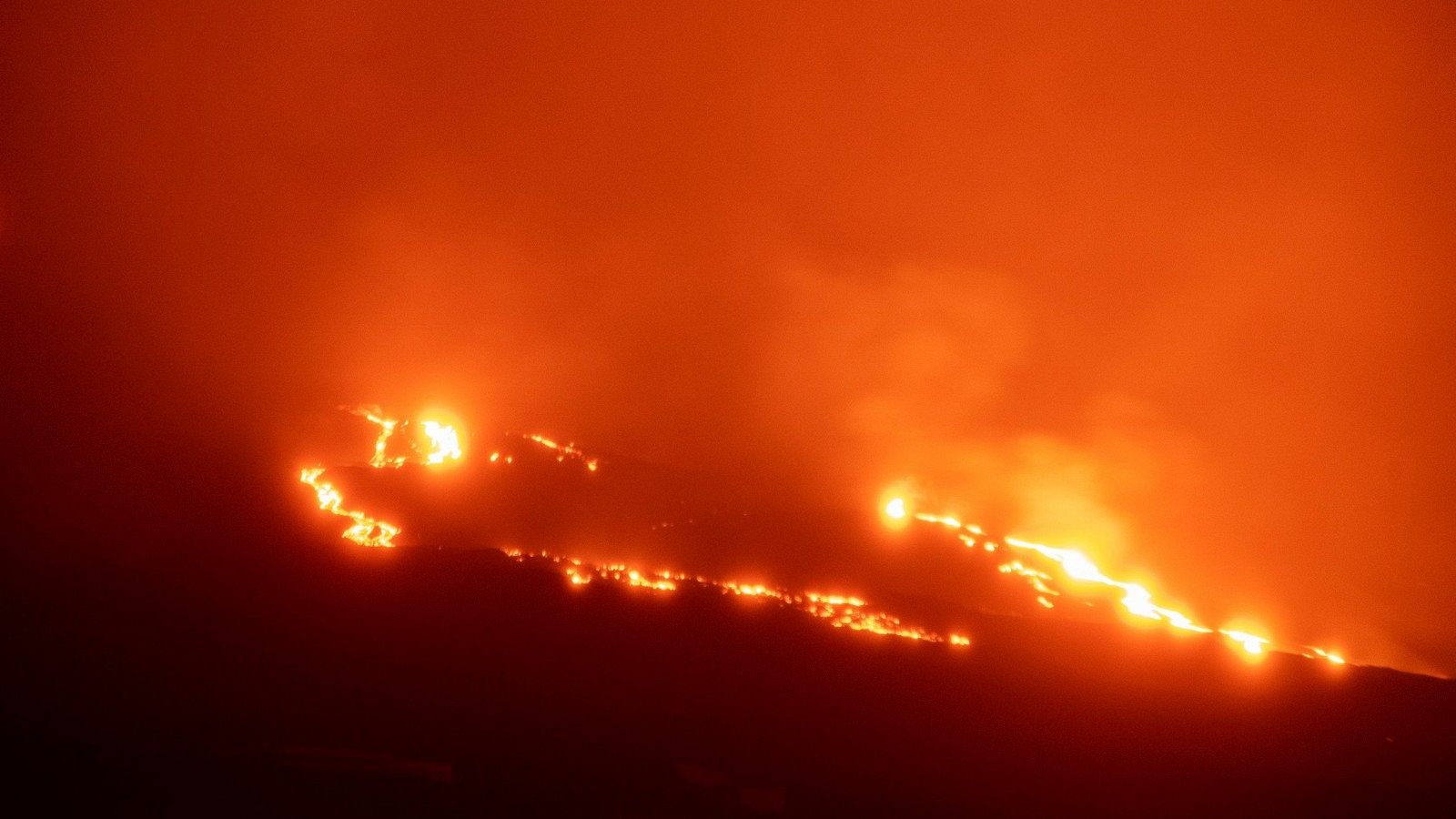 Se abren grietas en el cono secundario del volcán de La Palma 