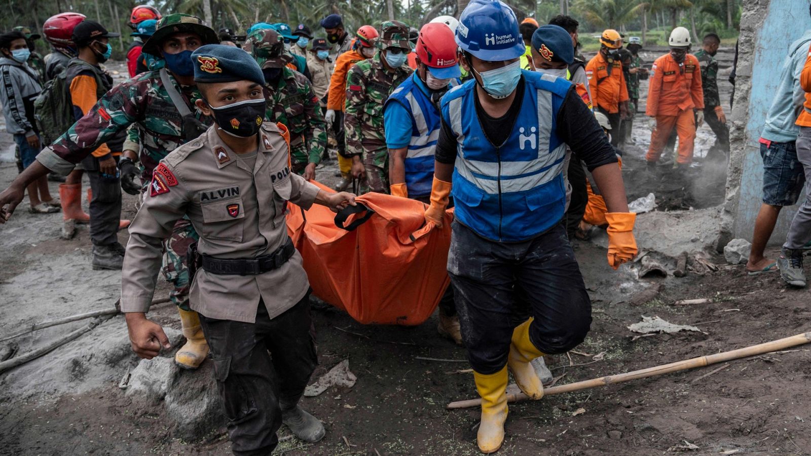 Una nueva erupción del volcán Semeru dificulta la búsqueda de supervivientes en Java