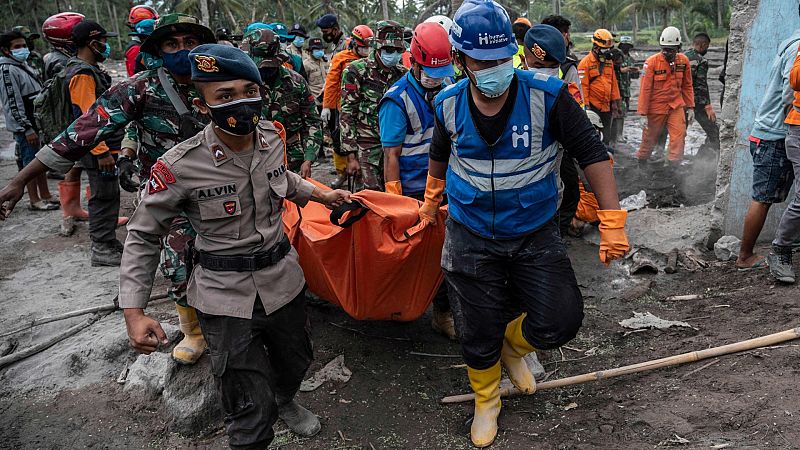 Una nueva erupción del volcán Semeru dificulta la búsqueda de supervivientes en Java