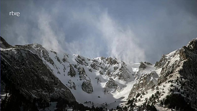 Intervalos de viento fuerte y/ o rachas muy fuertes en Pirineos, Ampurdán, entorno del bajo Ebro, sistema Central y Baleares - ver ahora