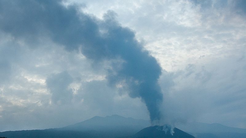 El volcán vuelve a expulsar una gran columna de cenizas que cubre La Palma
