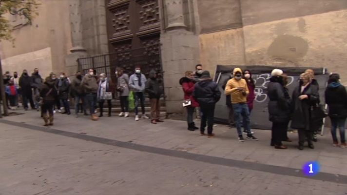 Más de seis horas de cola para comprar lotería de Navidad en Doña Manolita