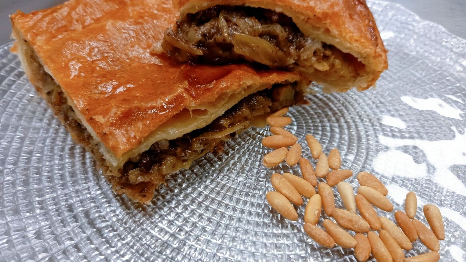 Receta de empanada de morcilla con manzana y piñones