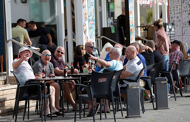 La reactivación de la vida social y la ola de contagios en Europa elevan la incidencia en España