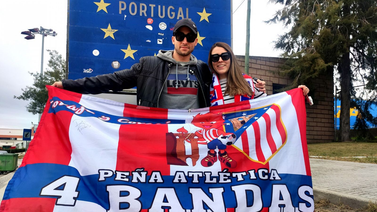 Casi dos mil aficionados del Atlético vivieron una noche mágica en Do Dragao