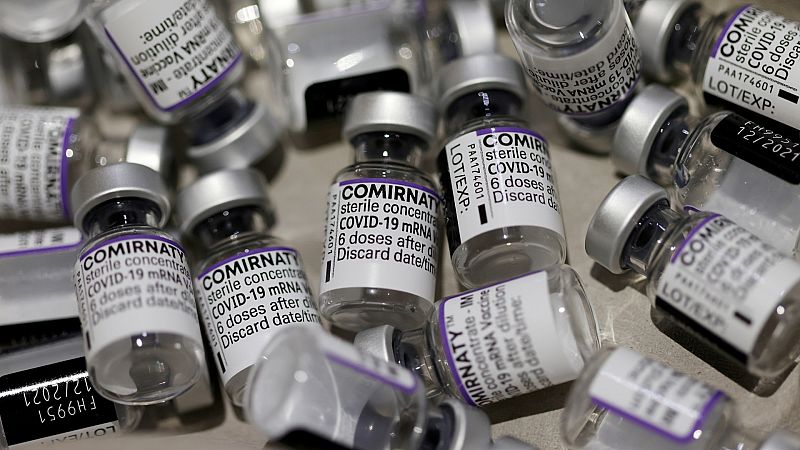 Tres dosis de la vacuna de Pfizer son eficaces contra ómicron, según sus creadores