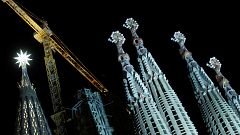 La nueva estrella de la Sagrada Familia ilumina la ciudad de Barcelona