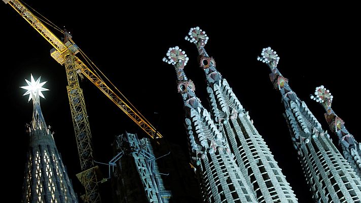Telediario 1 - La nueva estrella de la Sagrada Familia ilumina la ciudad de Barcelona