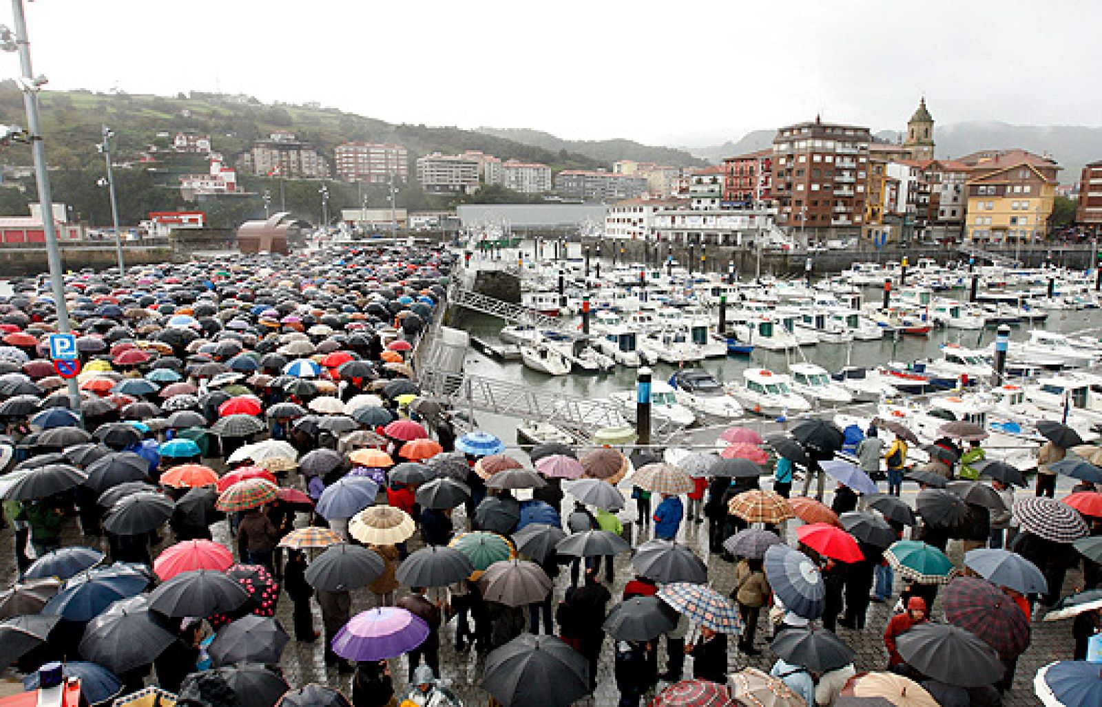 Miles de personas han participado este sábado en una concentración en el puerto de Bermeo para pedir la liberación de los tripulantes del 'Alakrana'. 