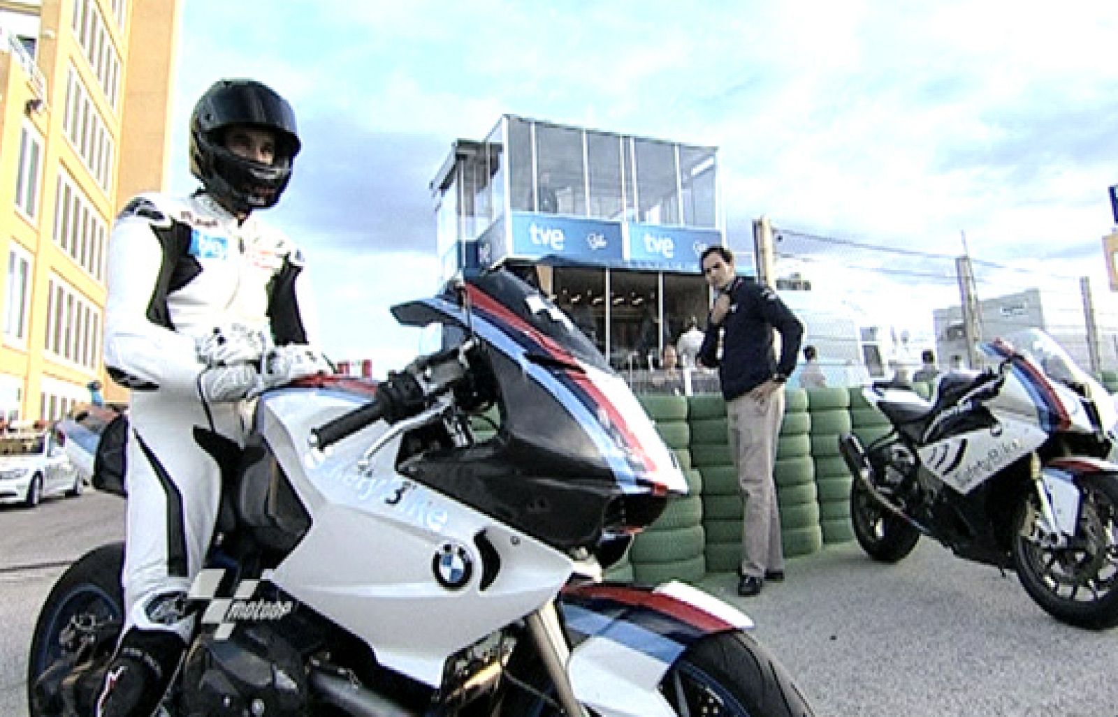 Vuelta de reconocimiento de Álex Crivillé al Circuit Ricardo Tormo.