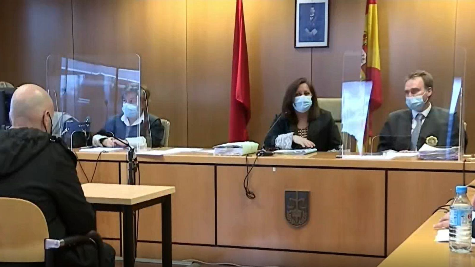 El artista que pintó la tumba de Franco, a la salida del juicio: "Soy un hombre de paz"