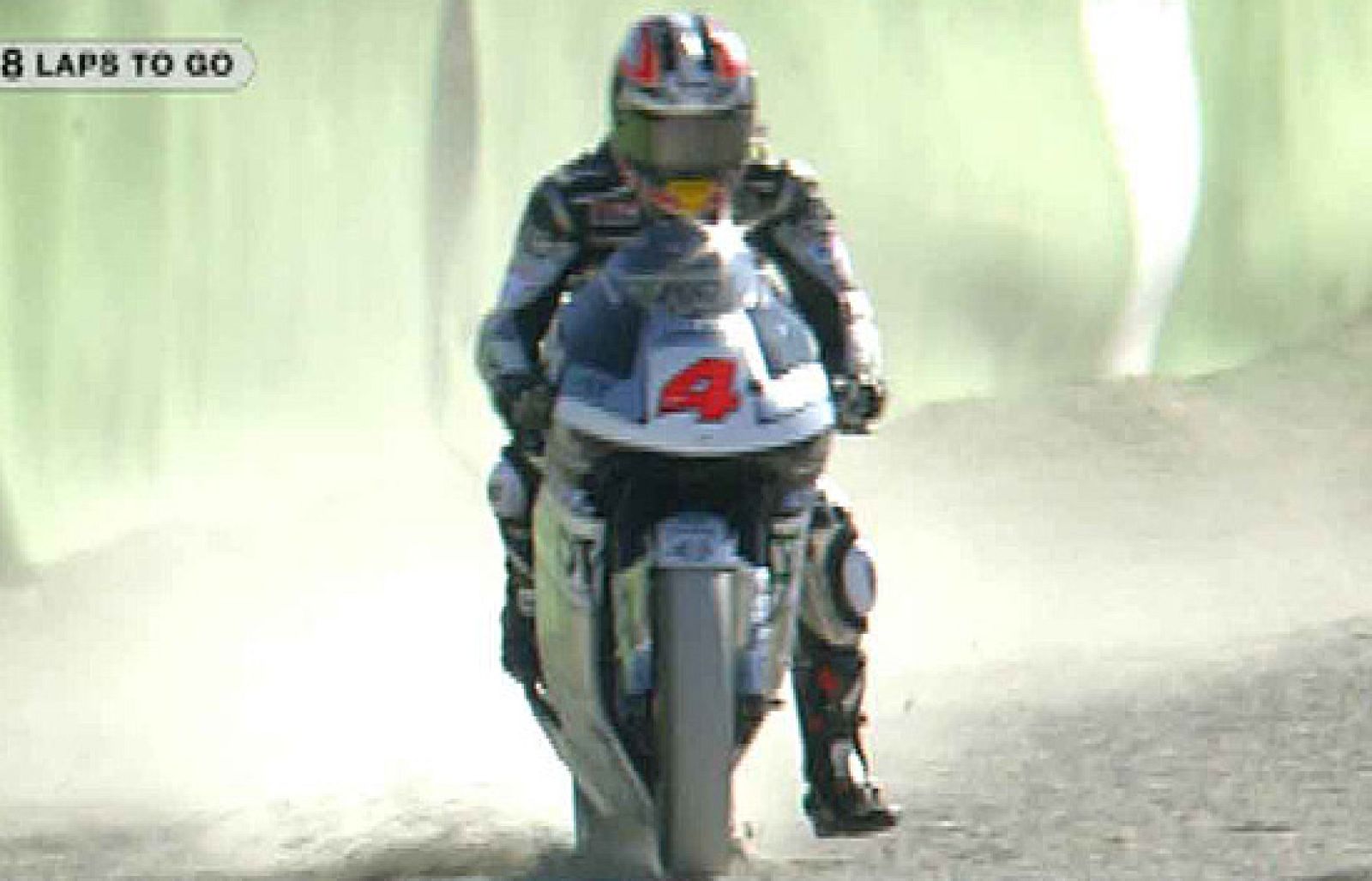 Aunque finalmente ha sido Simoncelli quien se ha ido al suelo, Aoyama ha cometido un error que podría haberle costado el título.