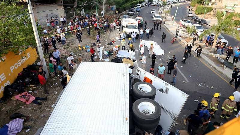 Al menos 55 migrantes muertos en México al volcar un camión en el que viajaban hacinados cuando intentaban llegar a EE.UU.