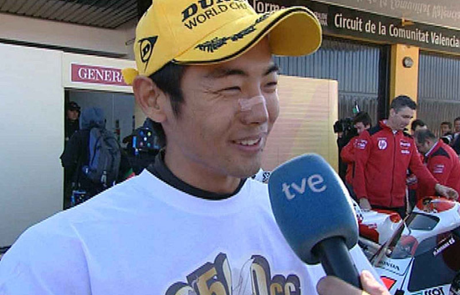 Hiroshi Aoyama se ha mostrado muy feliz por el campeonato del mundo que ha certificado en la última carrera. Su máximo rival, Marco Simoncelli, ha comentado su caída durante la carrera.