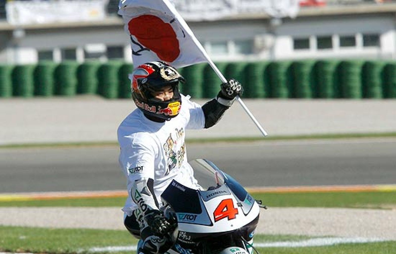 Simoncelli ha estado a punto de arrebatar el título mundial de 250 cc a Aoyama en la última carrera del Mundial.
