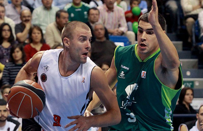 El Unicaja de Málaga ha conseguido su primera y ansiada victoria en ACB, con una contundente paliza al CB Murcia, que no ha tenido opciones en el Martín Carpena.