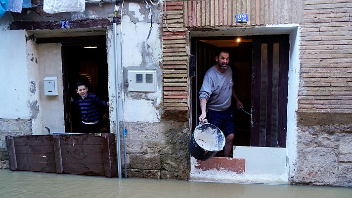 La crecida del Ebro inunda las calles de Tudela