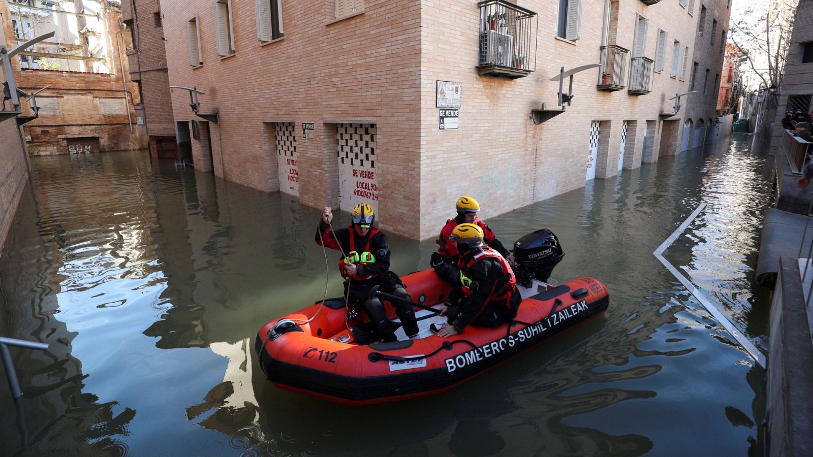 Temporal: El Ebro se desborda e inunda varias calles de Tudela