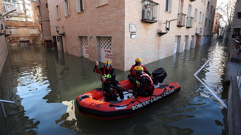 El Ebro se desborda e inunda varias calles de Tudela