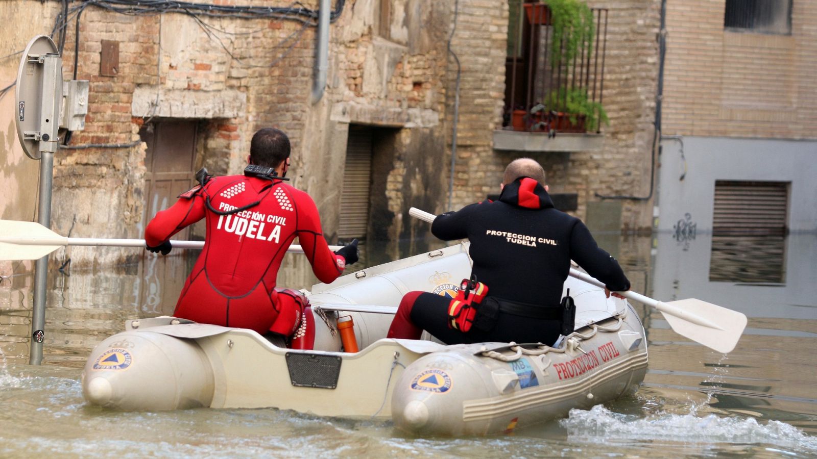 La crecida del Ebro deja inundaciones en Navarra y Aragón