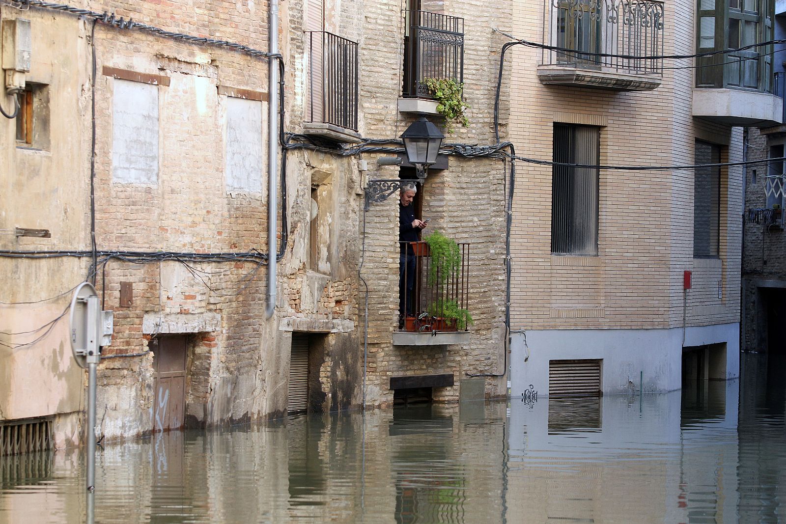 La crecida del Ebro deja inundaciones en Aragón y Navarra