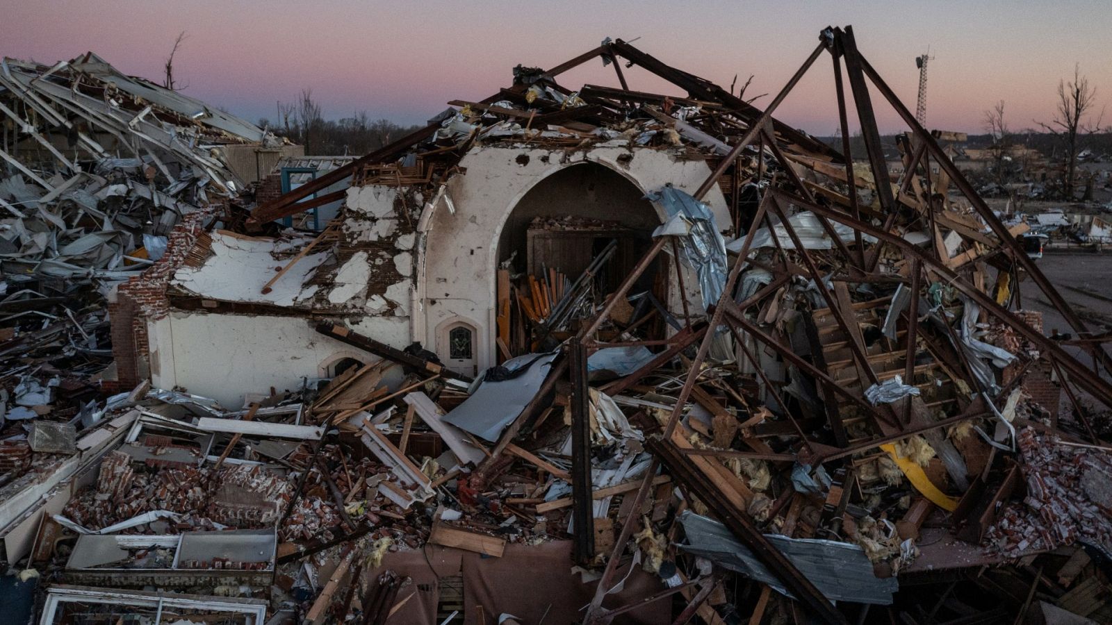 Miles de personas pierden sus casas por los tornados en Mayfield